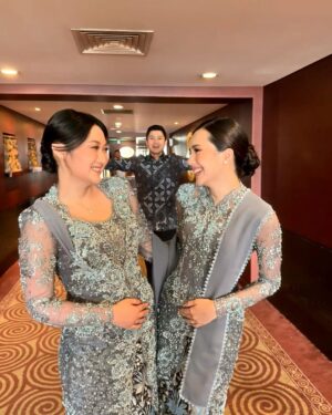 Beby Tsabina Instagram - 🤍
Makeup by @nooibeauty
Hairdo by @iwanetaufik_hair
Kebaya by @wirantikurniabride