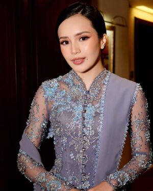Beby Tsabina Instagram - 🤍
Makeup by @nooibeauty
Hairdo by @iwanetaufik_hair
Kebaya by @wirantikurniabride