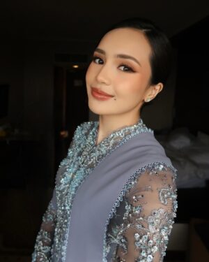 Beby Tsabina Instagram - 🤍
Makeup by @nooibeauty
Hairdo by @iwanetaufik_hair
Kebaya by @wirantikurniabride