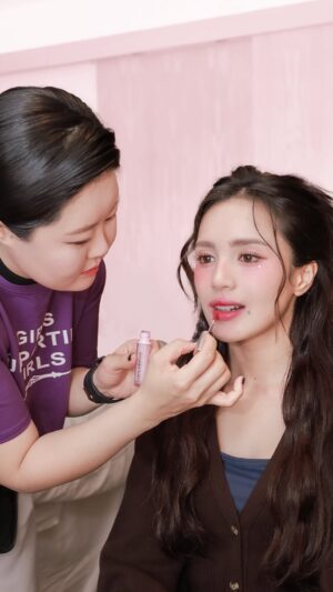 Beby Tsabina Instagram - Gossiping (plus a little spoiler š) with @jinakim_0702 while getting ready for the K-Beauty Backstage event
#KBeautyBackstage #BarenblissBackstage #BNBKBeautyBackstage