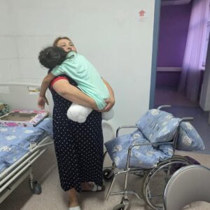 Bekbaeva, Maya Tolegenkyzy Instagram - Это шок! 8-летней девочке по имени Алуа ампутировали ноги после аварии!!!
2 июня в Астане автобус №1 врезался в столб.
15 человек пострадали. Но страшнее всего — маленькая девочка. 8 лет. Ампутация обеих ног.
Водитель “не заметил” столб.
На видео видно, как автобус едет не быстро. Но этого хватило, чтобы из обычного дня случился ад.
У меня возникает ряд вопросов по этой ситуации:
❗ Как водитель может не заметить препятствие на центральном проспекте?
❗ Почему столб стоит так, что в него можно врезаться?
❗ Кто проверяет техническое состояние автобусов?
❗ Как тестируют водителей, которые отвечают за десятки жизней?
Транспорт — это не просто передвижение. Это ответственность за жизни.
Это страшно и ненормально, что ребенок может потерять ноги, просто поехав в автобусе.
Нам нужны:
— новые стандарты безопасности,
— обучение и переаттестация водителей,
— защита пассажиров как приоритет.
Как считаете?
Реквизиты, чтобы помочь ребенку:
✅ Каспи-номер мамы: 7 702 029 38 18, Махабат Т.
✅ Карта: 4400 4303 0919 8254