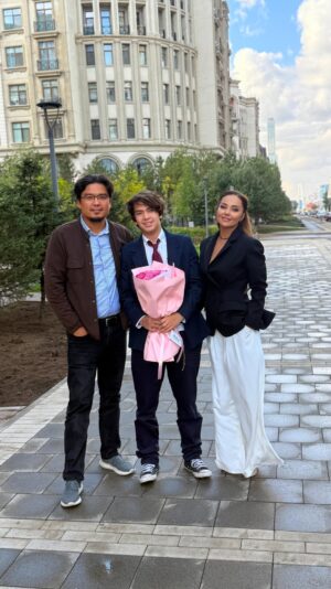 Bekbaeva, Maya Tolegenkyzy Instagram - Сегодня День рождения Жангира, ему исполнилось 14 лет! В этот день он получил особенный подарок от Апаши, настоящий семейный оберег, реликвию, которая хранит в себе силу поколений: бәкі, (складной нож) его прадеда Нуртая.
Хочу пожелать своему сыну и всем нашим мальчишкам быть настоящими воинами!сильными духом, смелыми сердцем, достойными своими поступками. Пусть они владеют оружием, но используют его всегда только во благо, только ради мира и защиты.
Дети растут очень быстро. И, наверное, самое важное, что мы можем оставить нашим сыновьям, -это память о корнях, любовь к своей семье, уважение к прошлому и ответственность за будущее. Пусть они хранят и приумножают это богатство!
Ұлым, туған күнің құтты болсын! Ер жігіт болып өс, ардақты да абыройлы азамат бол!