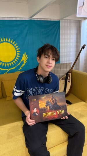 Bekbaeva, Maya Tolegenkyzy Instagram - Вот так через нашу книгу, Жангир изучает историю. 🙏Если вы еще не купили своим детям нашу книгу «Жошы хан. Повелитель Великого Улуса»,то поспешите, тираж заканчивается. Ссылка на каспий в сторис..