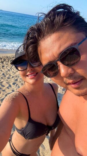 Bekbaeva, Maya Tolegenkyzy Instagram - Удивительно, в отпуске даже Жангир не отказывается сниматься в рилсах. А дома его уговорить практически невозможно, работает только подкуп) 😅 В сторис покажу, как мы этот рилс снимали🥹
Кстати, у кого лучше получился переход? По-моему у Адиля 😂