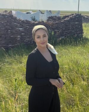 Bekbaeva, Maya Tolegenkyzy Instagram - 150 км от Астаны, аул Толкынколь. На окраине аула старинный зират. Здесь, в одной большой, общей могиле хоронили умерших от голода в Ашаршылық. Как рассказывают аксакалы, больше всего гибло детей. Они умирали в каждой семье, общее же количество погибших точно никто не знает. И зират этот никак не отмечен, только никто мимо него проходит не помолившись…
Завтра на моем YouTube канале специальный выпуск, посвященный трагической дате. 31 мая-День памяти жертв массовых политических репрессий и голода. Ссылка будет в моем телеграм канале