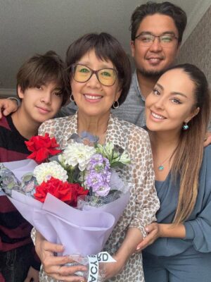 Bekbaeva, Maya Tolegenkyzy Instagram - Сегодня особенный день, друзья! ❤️
День рождения моей второй мамы, моей Ене, женщины, которой я искренне восхищаюсь и которую люблю всем сердцем. У неё есть множество прекрасных качеств, но, пожалуй, главное из них - любовь к жизни. Она умеет видеть красоту там, где многие проходят мимо: в звуках дождя, в снежинках на окне, в румянце осенних листьев, в простых цветах. Эта способность радоваться каждому дню, отражение её доброй и творческой души.
Как символично, что она родилась именно 1 сентября, в День Знаний. Педагог от Бога, Отличник медали Ибрая Алтынсарина, она связала с этим днём и всю свою жизнь, посвятив её детям и школе. Но главное, чему она учит не только своих учеников, но и нас, свою семью, это умению ценить жизнь во всех её проявлениях. Даже когда нелегко, даже когда болят суставы и трудно ходить, она находит повод для радости и делится им с нами. Я благодарна ей за бесценную помощь, за то, что всегда была рядом с нашими детьми, дарила им заботу и внимание, позволяя мне заниматься любимыми проектами. И, конечно, за сына , моего мужа. За те качества, которые она вложила в него, сделав его таким, каким он есть.
Дорогая моя, с днём рождения! Пусть будут долгие годы рядом с нами, пусть здоровье не подводит, а сердце всегда остаётся таким же светлым и любящим. Спасибо за всё, что вы для нас делаете. Мы любим вас бесконечно ❤️