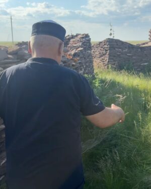 Bekbaeva, Maya Tolegenkyzy Instagram - 150 км от Астаны, аул Толкынколь. На окраине аула старинный зират. Здесь, в одной большой, общей могиле хоронили умерших от голода в Ашаршылық. Как рассказывают аксакалы, больше всего гибло детей. Они умирали в каждой семье, общее же количество погибших точно никто не знает. И зират этот никак не отмечен, только никто мимо него проходит не помолившись…
Завтра на моем YouTube канале специальный выпуск, посвященный трагической дате. 31 мая-День памяти жертв массовых политических репрессий и голода. Ссылка будет в моем телеграм канале