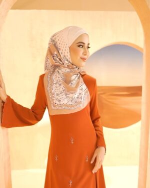 Bella Dally Instagram - #ArianiSisters mempersempahkan koleksi 1001 Tales of Ariani dengan menampilkan 3 corak tudung yang cukup eksklusif, elegan dan cantik!
Since ramai sangat tahun ni request warna burnt orange, jadi Ariani bawakan istimewa hanya untuk Ariani Lovers yang tersayang! 💖 Sq Raisa digayakan oleh @lisasurihani, Sq Zehra yang diserikan oleh @belladally dan Sq Chic Eileen yang dipakai oleh @uyainaarshad. Cantik kan?
Swipe left untuk lihat kesemua warna untuk 3 koleksi ini dan cuba komen, koleksi mana yang menambat hati anda? 🧡 #ArianiLebaran2024 #1001TalesofAriani