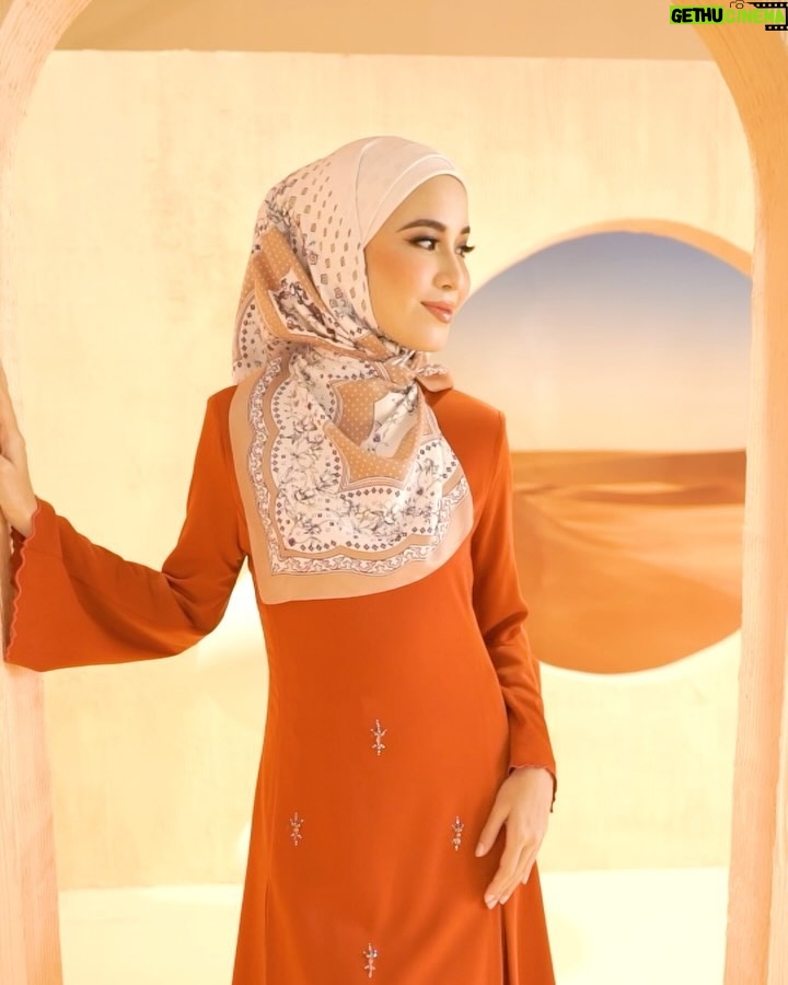 Bella Dally - 4.2K Likes - #ArianiSisters mempersempahkan koleksi 1001 Tales of Ariani dengan menampilkan 3 corak tudung yang cukup eksklusif, elegan dan cantik! 

Since ramai sangat tahun ni request warna burnt orange, jadi Ariani bawakan istimewa hanya untuk Ariani Lovers yang tersayang! 💖 Sq Raisa digayakan oleh @lisasurihani, Sq Zehra yang diserikan oleh @belladally dan Sq Chic Eileen yang dipakai oleh @uyainaarshad. Cantik kan? 

Swipe left untuk lihat kesemua warna untuk 3 koleksi ini dan cuba komen, koleksi mana yang menambat hati anda? 🧡 #ArianiLebaran2024 #1001TalesofAriani