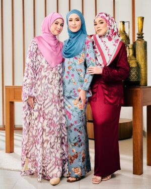 Bella Dally Instagram - Lebaran tahun ini lebih istimewa dengan koleksi raya Ariani yang menawarkan lebih daripada 100 koleksi baju raya dan lebih 50 koleksi tudung. Dari baju kurung dan kebaya sehingga jubah, abaya, tunic, kaftan, serta set sedondon untuk seisi keluarga, setiap rekaan menjanjikan kesempurnaan untuk semua.
Koleksi tudung pula terdiri daripada tudung square, shawl, instant, tudung bersulam, dan tudung bertabur diamond dalam pelbagai corak serta lebih 20 pilihan warna yang kekal evergreen dan cantik.
Nantikan koleksi Hikayat Ariani Edisi Kedua pada Jumaat ini, 24 Januari di website Ariani dan semua cawangan Ariani seluruh Malaysia. ❤️