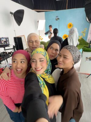 Bella Dally Instagram - Behind every masterpiece is a whole team! Here’s a glimpse of the work behind the Van Gogh Museum x Ariani collection. It was a lot of fun shooting this campaign! Head on to @galeriariani for new updates! 🎨🖼️