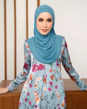 Bella Dally Instagram - Lebaran tahun ini lebih istimewa dengan koleksi raya Ariani yang menawarkan lebih daripada 100 koleksi baju raya dan lebih 50 koleksi tudung. Dari baju kurung dan kebaya sehingga jubah, abaya, tunic, kaftan, serta set sedondon untuk seisi keluarga, setiap rekaan menjanjikan kesempurnaan untuk semua.
Koleksi tudung pula terdiri daripada tudung square, shawl, instant, tudung bersulam, dan tudung bertabur diamond dalam pelbagai corak serta lebih 20 pilihan warna yang kekal evergreen dan cantik.
Nantikan koleksi Hikayat Ariani Edisi Kedua pada Jumaat ini, 24 Januari di website Ariani dan semua cawangan Ariani seluruh Malaysia. ❤️