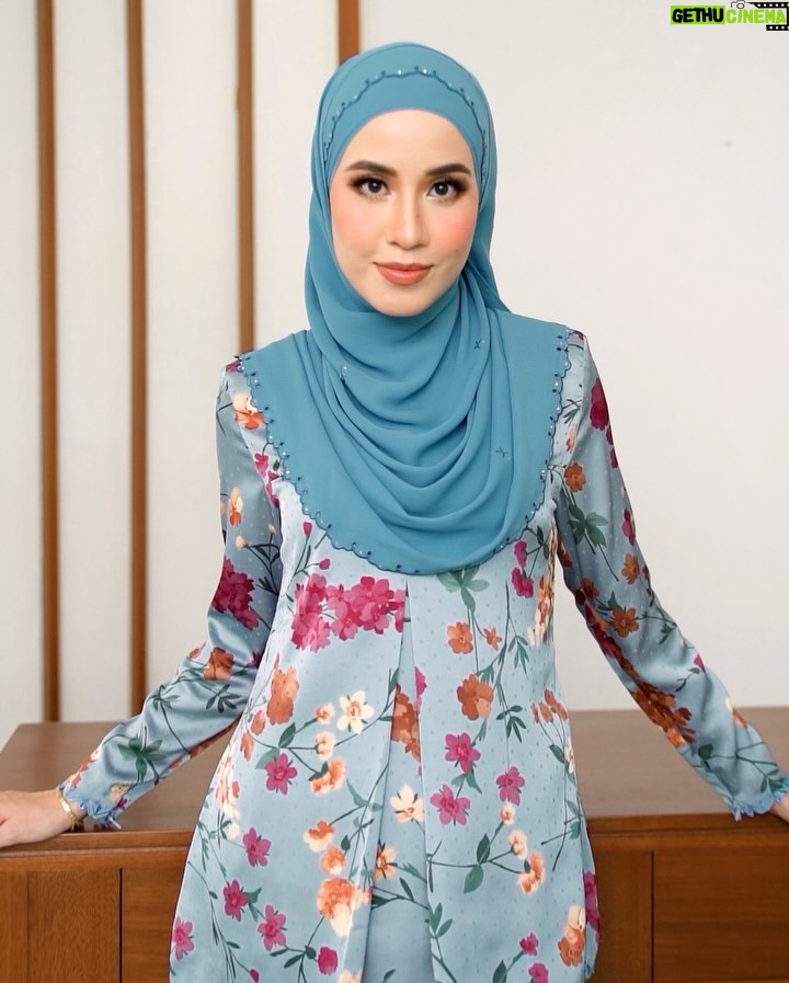 Bella Dally - 3.8K Likes - Lebaran tahun ini lebih istimewa dengan koleksi raya Ariani yang menawarkan lebih daripada 100 koleksi baju raya dan lebih 50 koleksi tudung. Dari baju kurung dan kebaya sehingga jubah, abaya, tunic, kaftan, serta set sedondon untuk seisi keluarga, setiap rekaan menjanjikan kesempurnaan untuk semua.

Koleksi tudung pula terdiri daripada tudung square, shawl, instant, tudung bersulam, dan tudung bertabur diamond dalam pelbagai corak serta lebih 20 pilihan warna yang kekal evergreen dan cantik.

Nantikan koleksi Hikayat Ariani Edisi Kedua pada Jumaat ini, 24 Januari di website Ariani dan semua cawangan Ariani seluruh Malaysia. ❤️