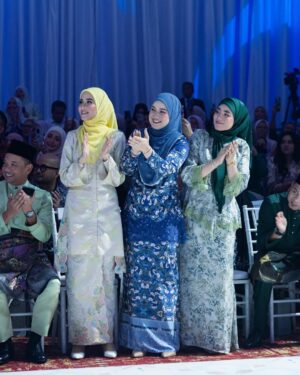 Bella Dally Instagram - You know that feeling when you meet someone you can talk to about anything and trust completely? That’s exactly what I have with these two. Working together is always a bliss—filled with laughter, support, and shared passion. My heart is so full knowing I get to call them my Ariani sisters! Alhamdulillah for our paths crossing✨🩷