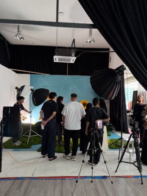 Bella Dally Instagram - Behind every masterpiece is a whole team! Here’s a glimpse of the work behind the Van Gogh Museum x Ariani collection. It was a lot of fun shooting this campaign! Head on to @galeriariani for new updates! 🎨🖼️