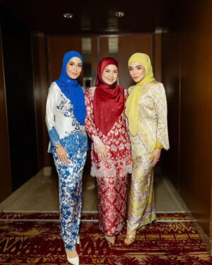 Bella Dally Instagram - You know that feeling when you meet someone you can talk to about anything and trust completely? That’s exactly what I have with these two. Working together is always a bliss—filled with laughter, support, and shared passion. My heart is so full knowing I get to call them my Ariani sisters! Alhamdulillah for our paths crossing✨🩷