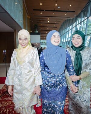 Bella Dally Instagram - You know that feeling when you meet someone you can talk to about anything and trust completely? That’s exactly what I have with these two. Working together is always a bliss—filled with laughter, support, and shared passion. My heart is so full knowing I get to call them my Ariani sisters! Alhamdulillah for our paths crossing✨🩷