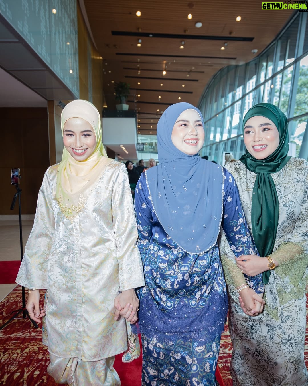 Bella Dally - 11.8K Likes - You know that feeling when you meet someone you can talk to about anything and trust completely? That’s exactly what I have with these two. Working together is always a bliss—filled with laughter, support, and shared passion. My heart is so full knowing I get to call them my Ariani sisters! Alhamdulillah for our paths crossing✨🩷