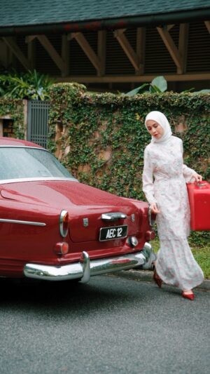 Bella Dally Instagram - As she steps into the car and it pulls away, the adventure begins. The Dally Baju Kurung is more than an outfit-it’s a ride to remember.
Are you ready for the journey? Coming soon in February 2025. #DallyRaya2025 #DallyKL #DemureDally