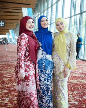 Bella Dally Instagram - You know that feeling when you meet someone you can talk to about anything and trust completely? That’s exactly what I have with these two. Working together is always a bliss—filled with laughter, support, and shared passion. My heart is so full knowing I get to call them my Ariani sisters! Alhamdulillah for our paths crossing✨🩷