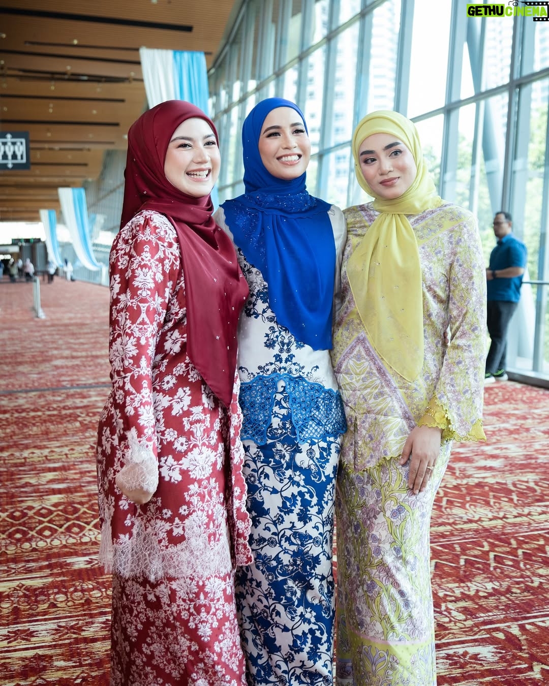 Bella Dally - 11.8K Likes - You know that feeling when you meet someone you can talk to about anything and trust completely? That’s exactly what I have with these two. Working together is always a bliss—filled with laughter, support, and shared passion. My heart is so full knowing I get to call them my Ariani sisters! Alhamdulillah for our paths crossing✨🩷