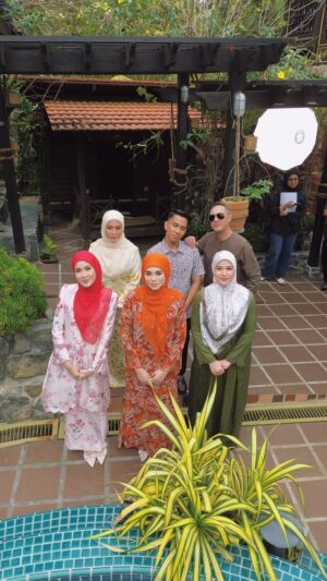 Bella Dally Instagram - Terimalah, Ariani Raya 2025 bersama ahli keluarga baru dan lama ✨♥️
🚁 @curicuriklik
#ArianiLebaran2025