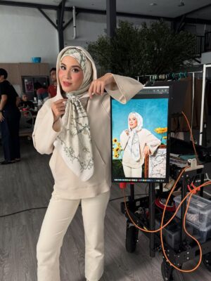 Bella Dally Instagram - Behind every masterpiece is a whole team! Here’s a glimpse of the work behind the Van Gogh Museum x Ariani collection. It was a lot of fun shooting this campaign! Head on to @galeriariani for new updates! 🎨🖼️