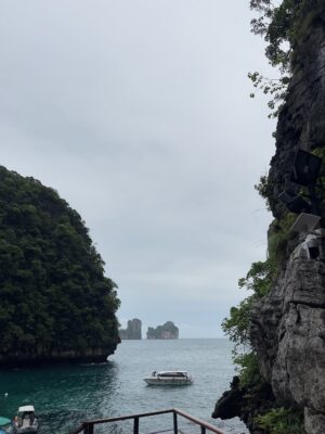 Bella Graceva Instagram - 04:08pm
soft breeze, salty air, and everything feels still 🏝️🤍