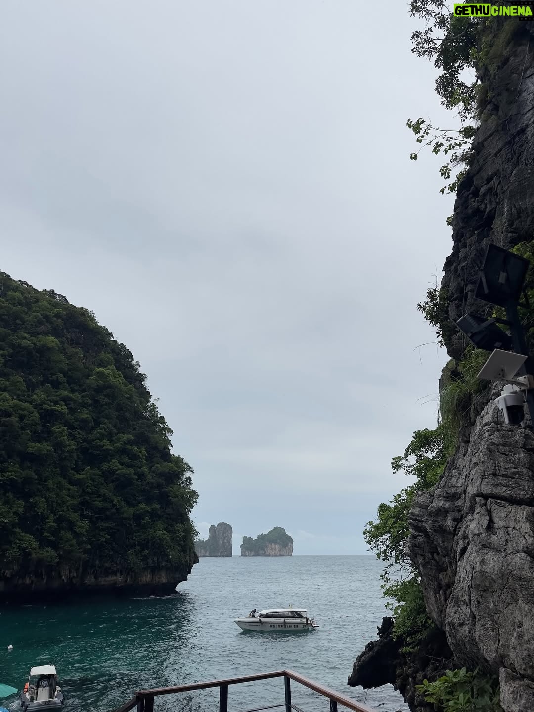 Bella Graceva - 3 Likes - 04:08pm
soft breeze, salty air, and everything feels still 🏝️🤍