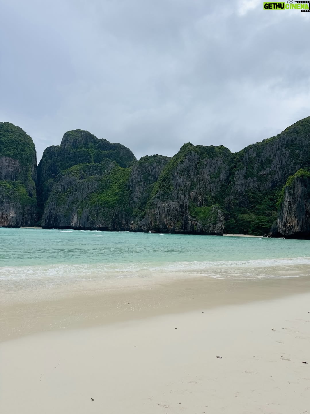 Bella Graceva - 3 Likes - 04:08pm
soft breeze, salty air, and everything feels still 🏝️🤍