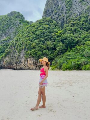 Bella Graceva Instagram - 04:08pm
soft breeze, salty air, and everything feels still 🏝️🤍