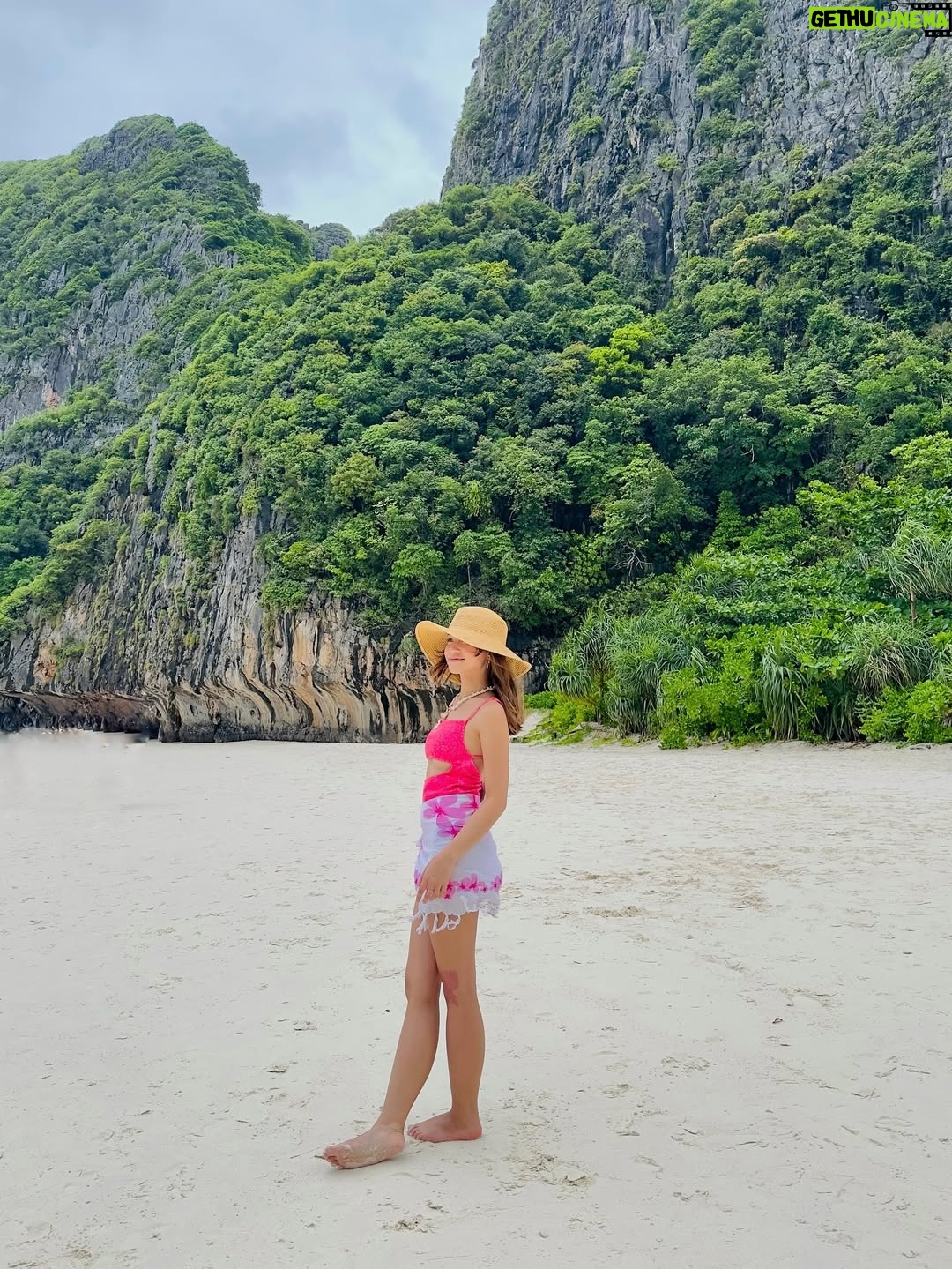 Bella Graceva - 3 Likes - 04:08pm
soft breeze, salty air, and everything feels still 🏝️🤍
