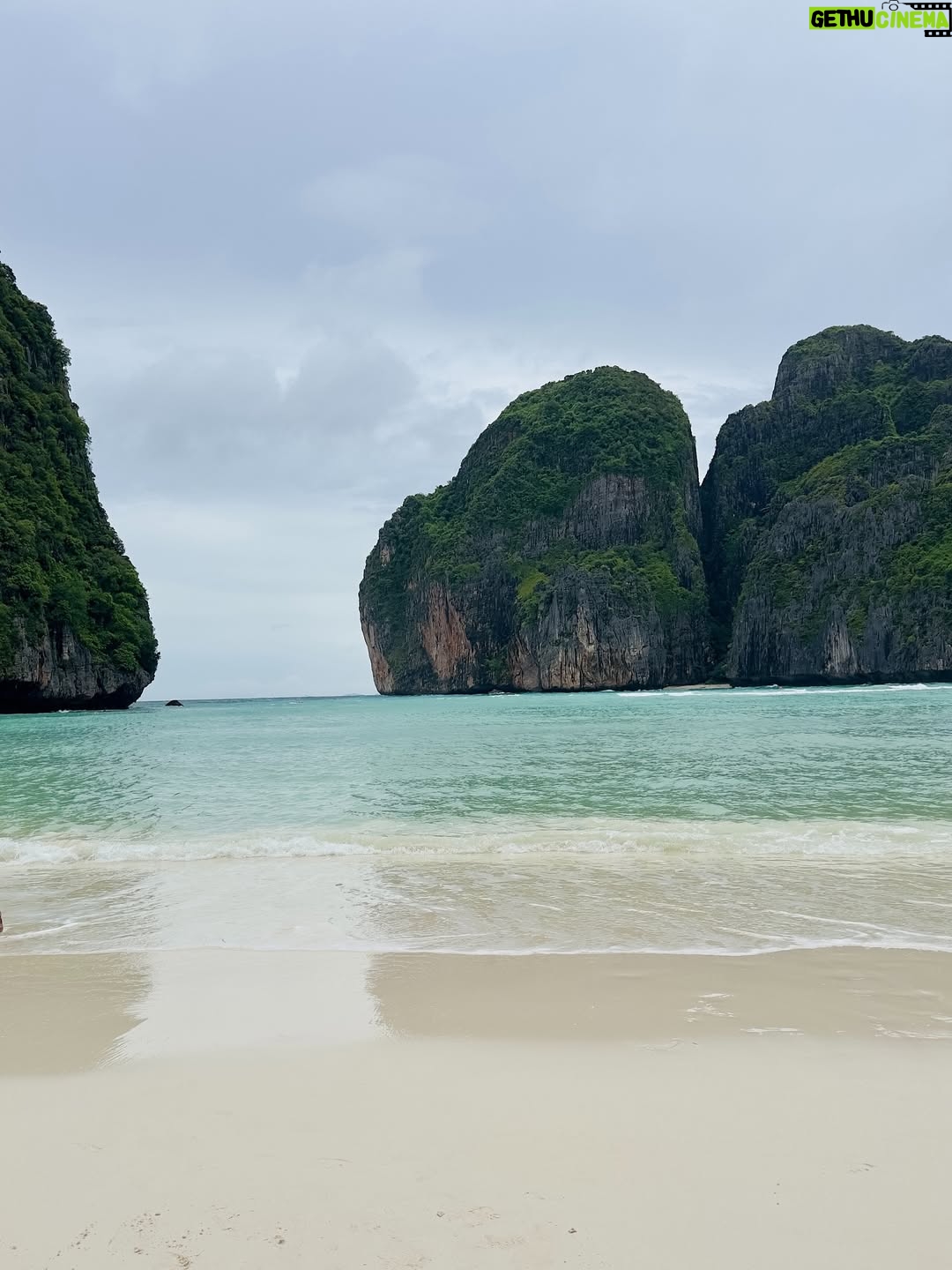 Bella Graceva - 3 Likes - 04:08pm
soft breeze, salty air, and everything feels still 🏝️🤍