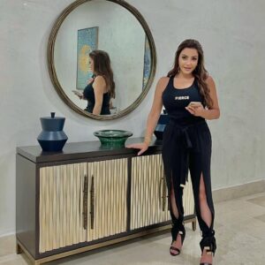 Beya Zardi Instagram - Black makes me powerful 🖤
@soltanaofficial
@fierce.sportswear
————
DA : @sabrinafti / @karpa.influence