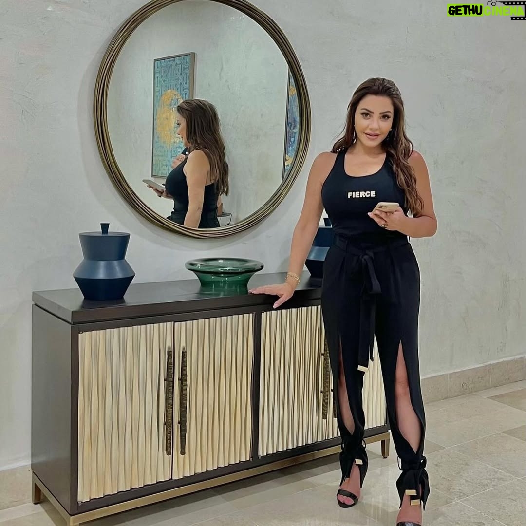 Beya Zardi - 31.4K Likes - Black makes me powerful 🖤
@soltanaofficial 
@fierce.sportswear 
————
DA : @sabrinafti / @karpa.influence