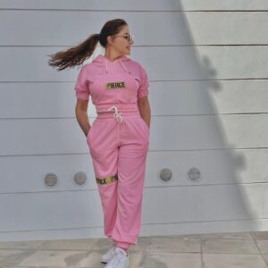 Beya Zardi Instagram - Pinky vibes💗
@fierce.sportswear
@optiqueparadeyes
—————
DA: @sabrinafti
@karpa.influence