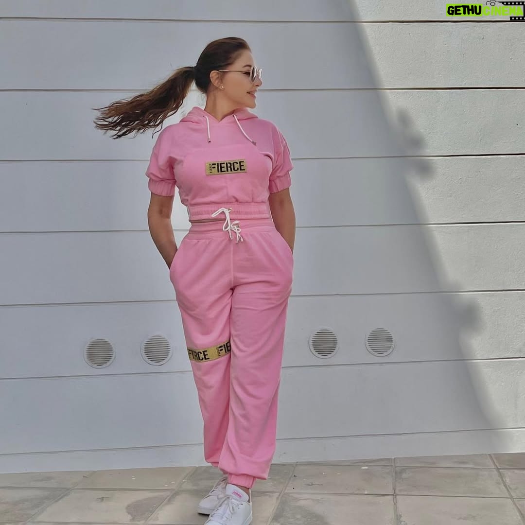 Beya Zardi - 26.9K Likes - Pinky vibes💗
@fierce.sportswear 
@optiqueparadeyes 
—————
DA:  @sabrinafti 
@karpa.influence