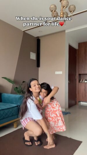 Bhagyashree Sonvane Instagram - Finally waka waka trend w her💃🏻 
@urja_bhavik_tagariwala 
.
.
.
.
#trend #viralvideo #foryou #trendingsong #dance