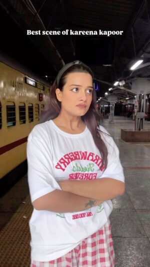 Bhagyashree Sonvane Instagram - Best😂 @kareenakapoorkhan 
.
.
.
.
#viralvideos #jabwemet #kareenakapoor #foryou #bollywood #shahidkapoor #drama #love #train #station #reel #reelitfeelit #reelsi̇nstagram