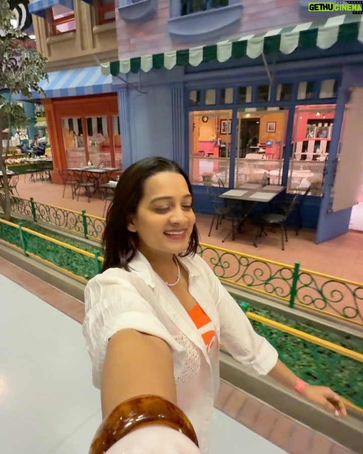 Bhagyashree Sonvane - 2.5K Likes - Recall my childhood memories😍 
@airarabiagroup @visitabudhabi @wbworldyasisland @yasisland 
#NonstopadventuresAUH 

#abudhabi #travel #love #childhood #memories #foryoupage