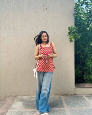 Bhagyashree Sonvane Instagram - In my girly girl era🌷🎀
.
.
.
.
#flowers #vibe #photography #love #trending #foryoypage #kurti #traditional #wearing #explorer #ootd #outfitoftheday #instagrampost #post #exploremore #fyp #fashiongram