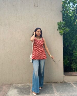 Bhagyashree Sonvane Instagram - In my girly girl era🌷🎀
.
.
.
.
#flowers #vibe #photography #love #trending #foryoypage #kurti #traditional #wearing #explorer #ootd #outfitoftheday #instagrampost #post #exploremore #fyp #fashiongram