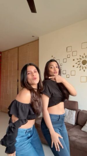 Bhagyashree Sonvane Instagram - New trends to old songs😌 
@manali_nirulkar 
.
.
.
#reelitfeelit #explore #reelsinstagram #viralreels #dance #love #trendingreels #dancevideo #reels #reelkarofeelkaro