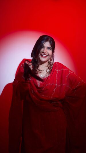 Bhakti Rawal Instagram - Laal paranda by our very own @madhur_sharmaofficial š
.
#bhaktisquad #laalparanda #paranda