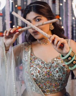 Bhakti Rawal Instagram - Dekhte hi rahoge ya Comment bhi karoge.?🙈❤️
.
#bhaktisquad #navratri