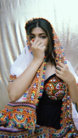 Bhakti Rawal Instagram - Jaanam Pyar Tumse haiš¹ā„ļø
.
Kutchi Gown :- @studioanaykaa
.
#bhaktisquad #sadqay