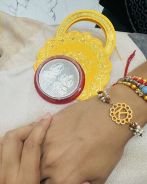 Bhakti Rawal Instagram - ભાઈલો મારો લાડક વાયો દેવ નો દીધેલ છે 🤴🏻❤️🧿
.
Customised rakhi from :- @anscollection7
.
#bhaktisquad #rakshabandhan