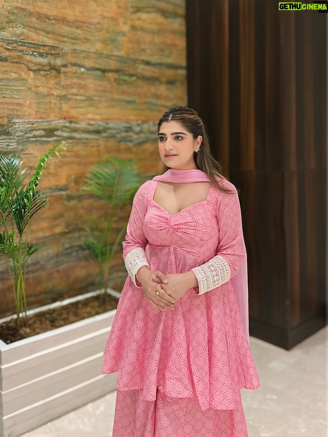 Bhavna Mayani - 15.5K Likes - Pretty in pink 💗

Wearing @manashvi870 🎀