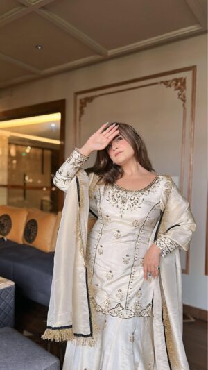 Bhavna Mayani Instagram - Elegance isn’t just worn — it’s owned ♥️
Wearing @manashvi870 🎀
#reelitfeelit #explorepage #exploremore #india #reels #reelkarofeelkaro #viral #trending