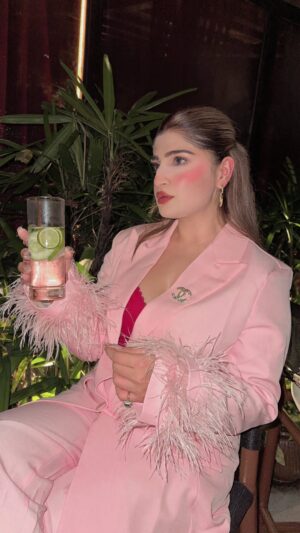 Bhavna Mayani Instagram - Tadap tadap ke is dil se aah nikalti rahi...
Phir Swiggy se biryani mangayi, sab theek ho gaya.” 😅💔🍛
Outfit @thefashion.tribe 🎀
